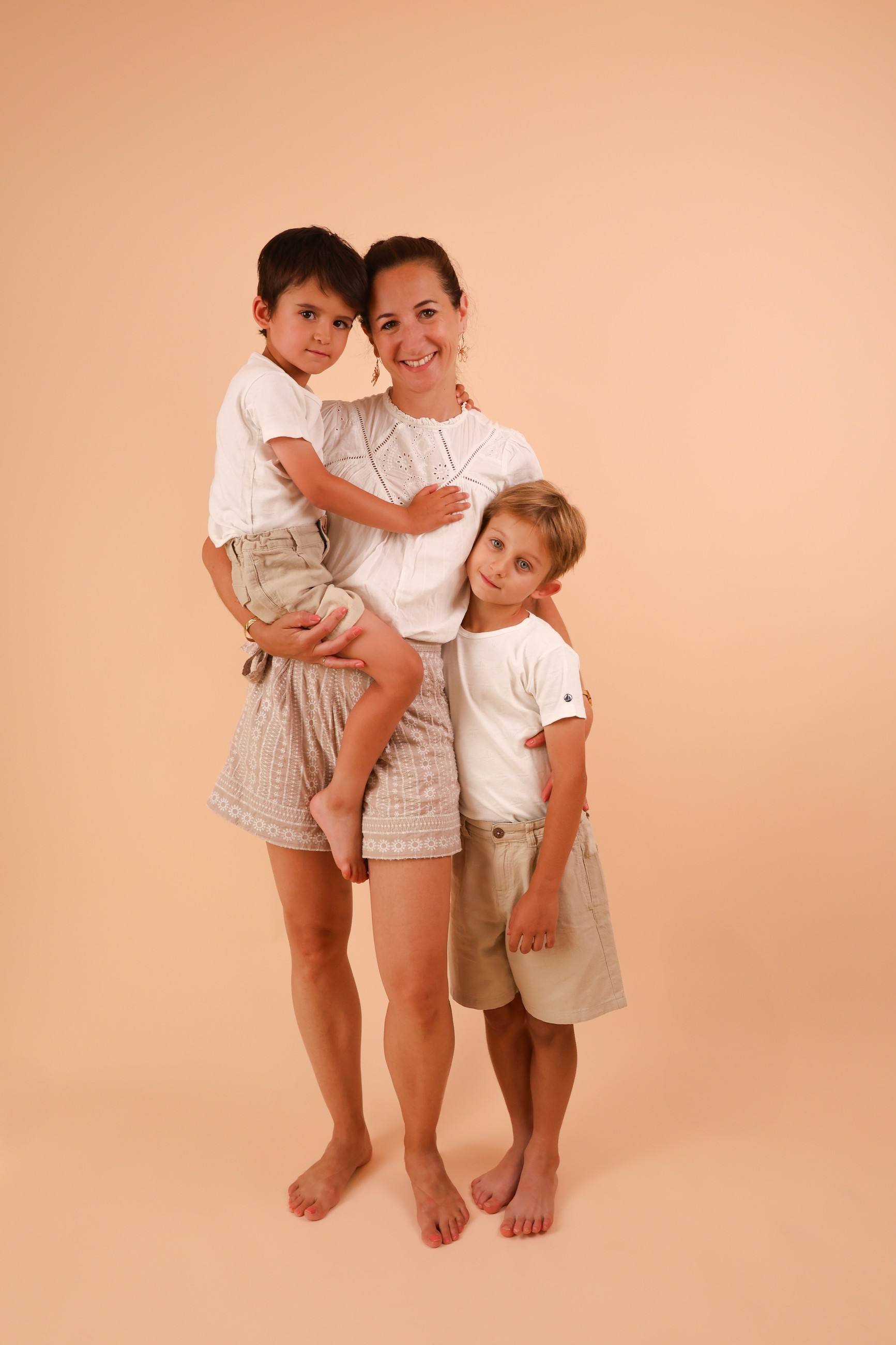 Maman et ses deux enfants en studio